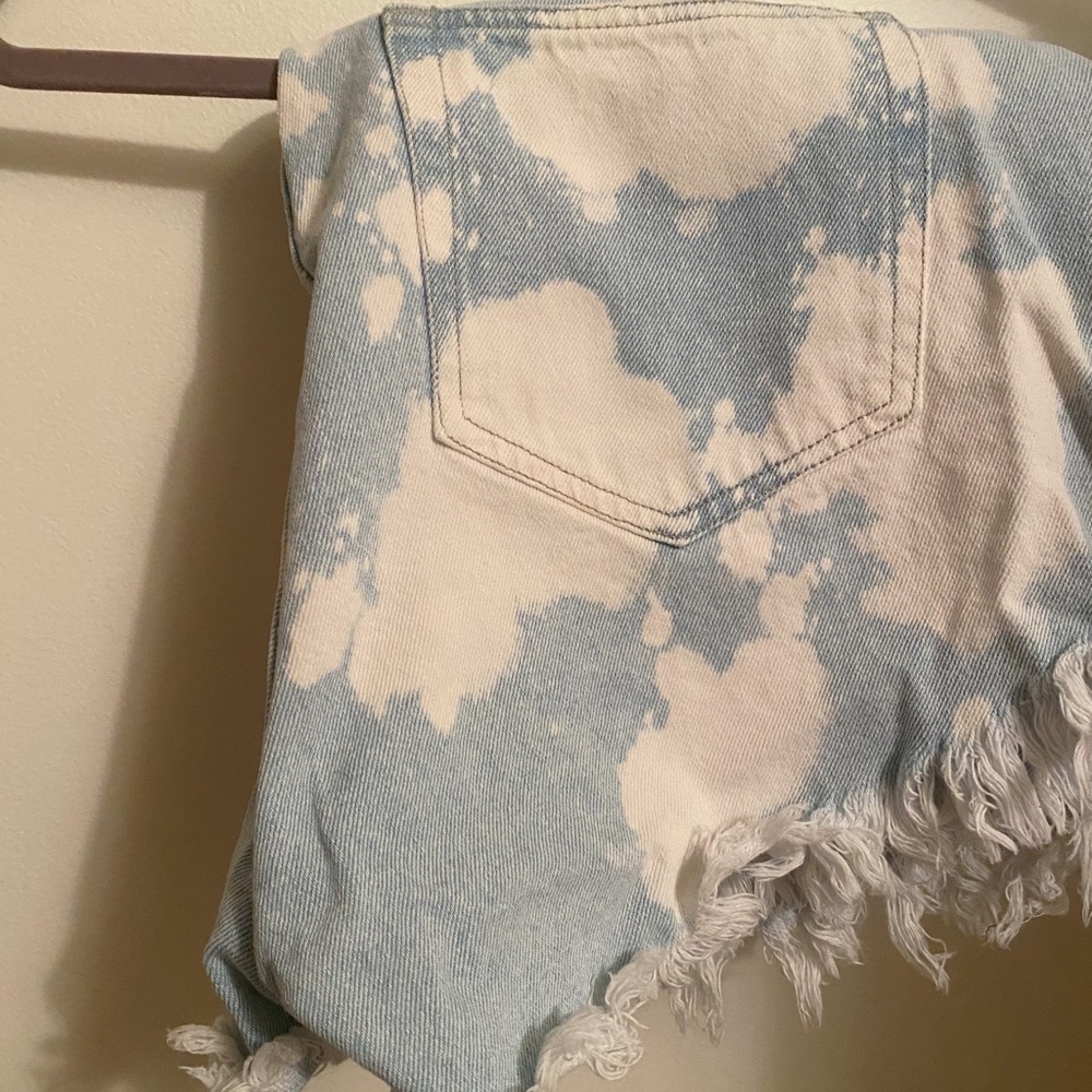 White bleached jean shorts!! 💌